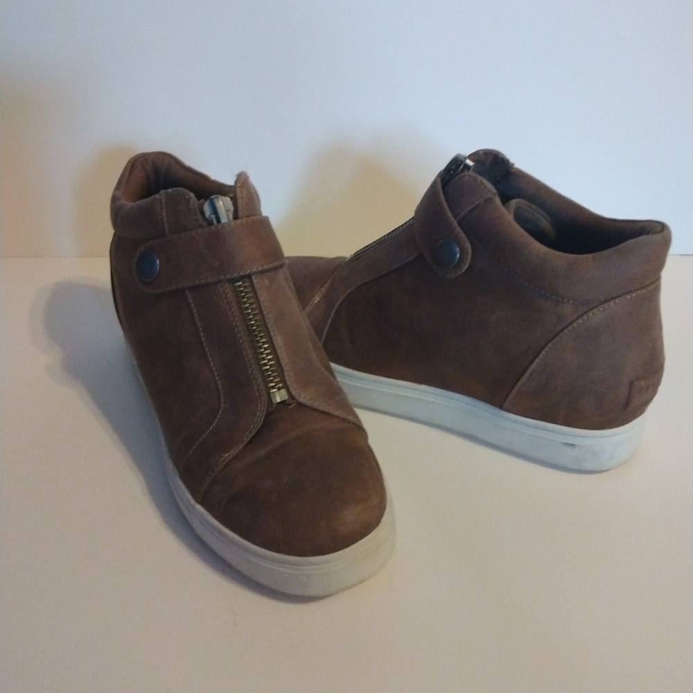 Yellow Box size 8M tan faux suede-leather hi-top sneaker booties EUC